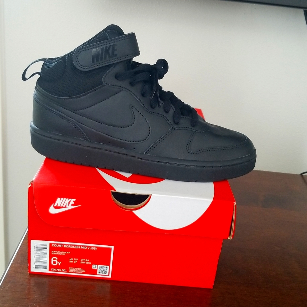 Nike court borough mid 2